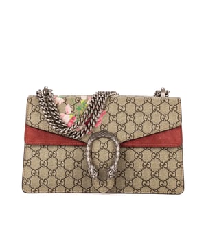 Gucci Tassen Blooms Dionysus Small Schoudertas in de Beige/Rood Gecoat canvas in de Zilver  hardware. Het product is in In Uitstekende Staat (A).
  Afmetingen: 27x16x6 cm 
  Inclusief accessoires: None
  Opmerkingen over de binnenkant: Licht witte vlek op suède
Opmerkingen over de hardware: Krassen
  BrandCo Paris vindt zeldzame artikelen in de beste staat voor ongelooflijke prijzen. Het is de moeite waard om geduldig te zijn! Koop met vertrouwen: alle artikelen van BrandCo Paris worden zorgvuldig geselecteerd en geverifieerd door ons team van experts.

  Alle artikelen worden geleverd met een certificaat van echtheid en verpakt door BrandCo Paris.

  Classificatietabel voor de conditie van het artikel:

  N (als nieuw)
  AA (perfecte staat)
  A (uitstekende staat)
  AB (zeer goede staat)
  B (goede/redelijke staat)