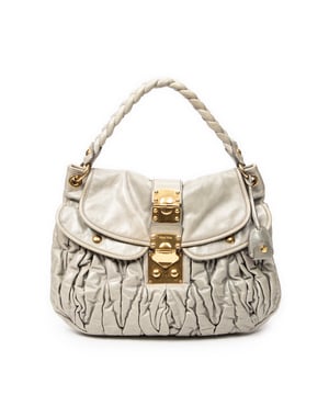 Miu Miu Taschen Coffer Double Pocket Hobo  Umhängetasche und Hellgrün Kalbsleder und Gold hardware. Das Produkt ist auf in sehr gutem Zustand (AB).
  Abmessungen: 39x31x5 cm 
  Zubehör inklusive: "Key; Strap"
  Äußere Hinweise: "Leichte Kratzer an der Außenkarosserie, verfärbtes Leder"
Hardware-Hinweise: Kratzt
  BrandCo Paris hat seltene Artikel und die besten Konditionen zu unglaublichen Preisen vorgestellt. Geduld lohnt sich! Kaufen Sie mit Vertrauen: Alle Artikel von BrandCo Paris sind von unserem Expertenteam ausgewählt und authentisch.
  Alle Artikel enthalten ein Echtheitszertifikat und wurden von BrandCo Paris übernommen.
  Tabelle zur Klassifizierung des Artikelzustands
  N (wie neu)
  AA (perfekter Zustand)
  A (ausgezeichneter Zustand)
  AB (sehr guter Zustand)
  B (gut/mittelmäßig)
