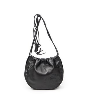 Loewe Bolsos Anagram Drawstring Crossbody  Bolso de hombro en Negro Piel de becerro y Oro hardware. El producto esta en Excelentes Condiciones (A).
  Dimensiones: 24x20x8 cm 
  Accesorios incluidos: None
  Notas de Exterior: Ligeros rasguños en el cuerpo exterior
  BrandCo Paris encuentra artículos raros y en las mejores condiciones a precios increíbles. ¡Vale la pena tener paciencia! Compra con confianza: todos los artículos de BrandCo Paris son seleccionados y autenticados cuidadosamente por nuestro equipo de expertos.
  Todos los artículos vienen con un certificado de autenticidad y un embalaje entregado por BrandCo Paris.
  Tabla de clasificación de la condición del artículo
  N (como nuevo)
  AA (perfecto estado)
  A (excelente estado)
  AB (muy buen estado)
  B (bueno/regular)