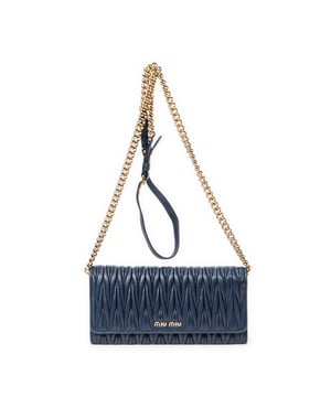 Miu Miu Bolsos Chain Wallet  Bolso de hombro en Marina Piel de becerro y Oro hardware. El producto esta en Perfectas Condiciones (AA).
  Dimensiones: 21x10x2 cm 
  Accesorios incluidos: None
  
  BrandCo Paris encuentra artículos raros y en las mejores condiciones a precios increíbles. ¡Vale la pena tener paciencia! Compra con confianza: todos los artículos de BrandCo Paris son seleccionados y autenticados cuidadosamente por nuestro equipo de expertos.
  Todos los artículos vienen con un certificado de autenticidad y un embalaje entregado por BrandCo Paris.
  Tabla de clasificación de la condición del artículo
  N (como nuevo)
  AA (perfecto estado)
  A (excelente estado)
  AB (muy buen estado)
  B (bueno/regular)