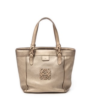 Loewe Bolsos Anagram Shopper Tote  Bolso de hombro en Oro Piel de becerro y Plata hardware. El producto esta en Excelentes Condiciones (A).
  Dimensiones: 25x25x14 cm 
  Accesorios incluidos: None
  
  BrandCo Paris encuentra artículos raros y en las mejores condiciones a precios increíbles. ¡Vale la pena tener paciencia! Compra con confianza: todos los artículos de BrandCo Paris son seleccionados y autenticados cuidadosamente por nuestro equipo de expertos.
  Todos los artículos vienen con un certificado de autenticidad y un embalaje entregado por BrandCo Paris.
  Tabla de clasificación de la condición del artículo
  N (como nuevo)
  AA (perfecto estado)
  A (excelente estado)
  AB (muy buen estado)
  B (bueno/regular)
