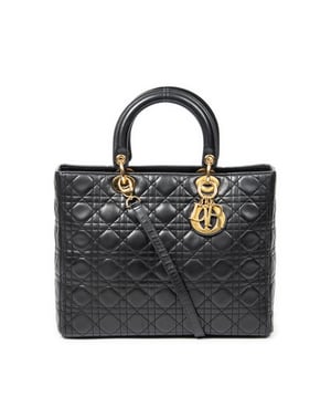 Dior Bolsos Large Lady Dior Zip  Bolso de hombro en Negro Piel de becerro y Plata hardware. El producto esta en Excelentes Condiciones (A).
  Dimensiones: 32x25x11 cm 
  Accesorios incluidos: Strap; Dustbag
  
  BrandCo Paris encuentra artículos raros y en las mejores condiciones a precios increíbles. ¡Vale la pena tener paciencia! Compra con confianza: todos los artículos de BrandCo Paris son seleccionados y autenticados cuidadosamente por nuestro equipo de expertos.
  Todos los artículos vienen con un certificado de autenticidad y un embalaje entregado por BrandCo Paris.
  Tabla de clasificación de la condición del artículo
  N (como nuevo)
  AA (perfecto estado)
  A (excelente estado)
  AB (muy buen estado)
  B (bueno/regular)