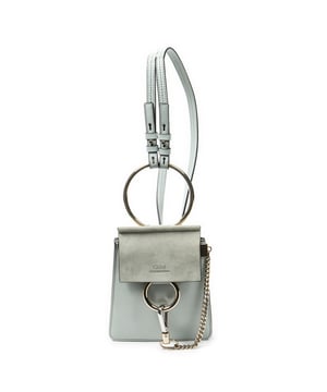 Chloé Bolsos Small Faye Bracelet Bag  Bolso de hombro en Menta Piel de becerro y Oro hardware. El producto esta en Excelentes Condiciones (A).
  Dimensiones: 15x18x3 cm 
  Accesorios incluidos: Leather Strap
  Notas de Exterior: "Cuero de gamuza ligeramente desgastado, Ligeras marcas de suciedad"
  BrandCo Paris encuentra artículos raros y en las mejores condiciones a precios increíbles. ¡Vale la pena tener paciencia! Compra con confianza: todos los artículos de BrandCo Paris son seleccionados y autenticados cuidadosamente por nuestro equipo de expertos.
  Todos los artículos vienen con un certificado de autenticidad y un embalaje entregado por BrandCo Paris.
  Tabla de clasificación de la condición del artículo
  N (como nuevo)
  AA (perfecto estado)
  A (excelente estado)
  AB (muy buen estado)
  B (bueno/regular)