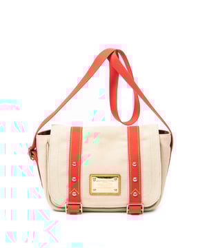 Louis Vuitton Tassen Antigua Besace PM Schoudertas in de Beige/Rood Doek in de Gouden Messing  hardware. Het product is in In Uitstekende Staat (A).
  Afmetingen: 28x20x9 cm 
  Inclusief accessoires: Dustbag
  Opmerkingen over de hardware: Lichte krassen
  BrandCo Paris vindt zeldzame artikelen in de beste staat voor ongelooflijke prijzen. Het is de moeite waard om geduldig te zijn! Koop met vertrouwen: alle artikelen van BrandCo Paris worden zorgvuldig geselecteerd en geverifieerd door ons team van experts.

  Alle artikelen worden geleverd met een certificaat van echtheid en verpakt door BrandCo Paris.

  Classificatietabel voor de conditie van het artikel:

  N (als nieuw)
  AA (perfecte staat)
  A (uitstekende staat)
  AB (zeer goede staat)
  B (goede/redelijke staat)