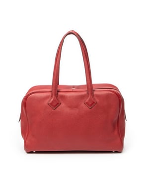 Hermès Bolsos Victoria II 35 Bolso de hombro en Granada roja Piel de becerro y Paladio hardware. El producto esta en Excelentes Condiciones (A).
  Dimensiones: 35x23x16.5 cm 
  Accesorios incluidos: "Cadenas; Keys in Clochette"
  
  BrandCo Paris encuentra artículos raros y en las mejores condiciones a precios increíbles. ¡Vale la pena tener paciencia! Compra con confianza: todos los artículos de BrandCo Paris son seleccionados y autenticados cuidadosamente por nuestro equipo de expertos.
  Todos los artículos vienen con un certificado de autenticidad y un embalaje entregado por BrandCo Paris.
  Tabla de clasificación de la condición del artículo
  N (como nuevo)
  AA (perfecto estado)
  A (excelente estado)
  AB (muy buen estado)
  B (bueno/regular)