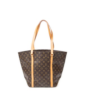 Louis Vuitton Tassen Sac Shopping PM Schoudertas in de Bruin Gecoat canvas in de Gouden Messing  hardware. Het product is in In Uitstekende Staat (A).
  Afmetingen: 25.5x34x14 cm 
  Inclusief accessoires: None
  Opmerkingen over de binnenkant: Lichte vuilvlekken in de zak
Opmerkingen over de band/het handvat: "Licht versleten, lichte watermerken"
  BrandCo Paris vindt zeldzame artikelen in de beste staat voor ongelooflijke prijzen. Het is de moeite waard om geduldig te zijn! Koop met vertrouwen: alle artikelen van BrandCo Paris worden zorgvuldig geselecteerd en geverifieerd door ons team van experts.

  Alle artikelen worden geleverd met een certificaat van echtheid en verpakt door BrandCo Paris.

  Classificatietabel voor de conditie van het artikel:

  N (als nieuw)
  AA (perfecte staat)
  A (uitstekende staat)
  AB (zeer goede staat)
  B (goede/redelijke staat)
