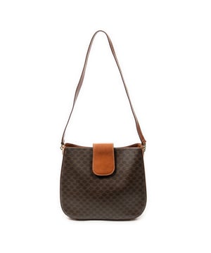 Celine Bolsos Shoulder Tote  Bolso de hombro en Marrón Lona recubierta y Oro hardware. El producto esta en Excelentes Condiciones (A).
  Dimensiones: 25x22x7 cm 
  Accesorios incluidos: None
  Notas de Exterior: "Ligeros rasguños en el exterior de la carrocería, Ligeras marcas de suciedad"
Notas de la correa/asa: Rasguños leves
  BrandCo Paris encuentra artículos raros y en las mejores condiciones a precios increíbles. ¡Vale la pena tener paciencia! Compra con confianza: todos los artículos de BrandCo Paris son seleccionados y autenticados cuidadosamente por nuestro equipo de expertos.
  Todos los artículos vienen con un certificado de autenticidad y un embalaje entregado por BrandCo Paris.
  Tabla de clasificación de la condición del artículo
  N (como nuevo)
  AA (perfecto estado)
  A (excelente estado)
  AB (muy buen estado)
  B (bueno/regular)