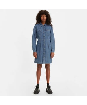 Kraag met knoopsluiting.Lange mouwen.Oversized knopen over de hele lengte.Niet-elastisch.Gescheurd in de taille voor een figuurflatterend silhouet.Een schattige denim jurk met een tijdloze stijl.Standaard pasvorm.