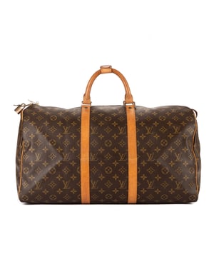 Louis Vuitton Bolsos Keepall 50 Bolsa de viaje en Marrón Lona recubierta y Latón dorado hardware. El producto esta en Muy Buenas Condiciones (AB).
  Dimensiones: 50x26x22 cm 
  Accesorios incluidos: Handle Strap; Lock; Key
  Notas de Exterior: Desvanecimiento y arrugas en cuero vachetta
Notas de Hardware: Oxidación y decoloración intensa
Notas de la correa/asa: Marcas de uñas y decoloración pesada
  BrandCo Paris encuentra artículos raros y en las mejores condiciones a precios increíbles. ¡Vale la pena tener paciencia! Compra con confianza: todos los artículos de BrandCo Paris son seleccionados y autenticados cuidadosamente por nuestro equipo de expertos.
  Todos los artículos vienen con un certificado de autenticidad y un embalaje entregado por BrandCo Paris.
  Tabla de clasificación de la condición del artículo
  N (como nuevo)
  AA (perfecto estado)
  A (excelente estado)
  AB (muy buen estado)
  B (bueno/regular)