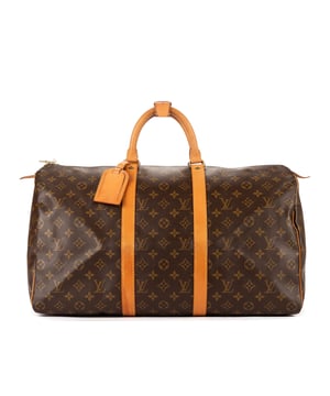 Louis Vuitton Bolsos Keepall 50 Bolsa de viaje en Marrón Lona recubierta y Latón dorado hardware. El producto esta en Excelentes Condiciones (A).
  Dimensiones: 50x26x22 cm 
  Accesorios incluidos: Luggage Tag; Handle Strap
  Notas de Exterior: Arrugas ligeras en cuero Vachetta
Notas de Hardware: Oxidación y decoloración visible
Notas de la correa/asa: Mancha Oscura Clara
  BrandCo Paris encuentra artículos raros y en las mejores condiciones a precios increíbles. ¡Vale la pena tener paciencia! Compra con confianza: todos los artículos de BrandCo Paris son seleccionados y autenticados cuidadosamente por nuestro equipo de expertos.
  Todos los artículos vienen con un certificado de autenticidad y un embalaje entregado por BrandCo Paris.
  Tabla de clasificación de la condición del artículo
  N (como nuevo)
  AA (perfecto estado)
  A (excelente estado)
  AB (muy buen estado)
  B (bueno/regular)