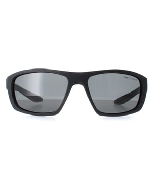 Nike Sport Unisex Matte Anthrcte Pre Platinum Grey Polarized Brazen Boost P CT8177 zonnebril heeft een duurzaam maar lichtgewicht montuur, wat zorgt voor comfort tijdens langdurig dragen. Het strakke, sportieve ontwerp wordt geaccentueerd door Nike's handtekening en biedt een moderne esthetiek die bij verschillende looks past. Uitgerust met lenzen van hoge kwaliteit die superieure bescherming bieden tegen schadelijke UV-stralen.