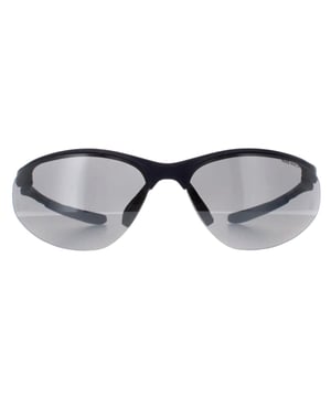 Nike Sport Unisex Matte Midnight Navy Silver Flash Mirror Aerial DZ7352 Zonnebril is ontworpen voor diegenen die op zoek zijn naar een perfecte combinatie van geavanceerde prestaties en moderne stijl. Deze zonnebril heeft een ultralicht, aerodynamisch montuur dat de hele dag comfort en een goede pasvorm biedt, ideaal voor zowel sport als casual wear. De eersteklas lenzen bieden uitzonderlijke UV-bescherming en verbeteren de visuele helderheid, waardoor ze perfect zijn voor een verscheidenheid aan buitenactiviteiten. De Aerial DZ7352 zonnebril met slanke lijnen en opvallende Nike branding op de slapen biedt een eigentijdse esthetiek die bij elke look past. Verhoog je brillencollectie met deze high-performance zonnebril, gemaakt om superieure functionaliteit en een dynamische stijl te leveren.