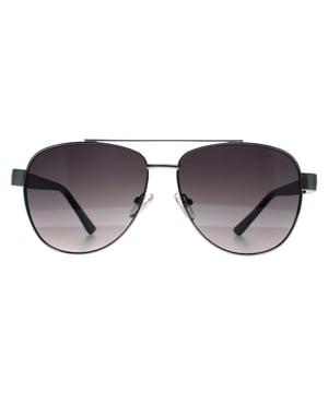 Guess Aviator Heren Shiny Light Nickeltin Smoke Grey Gradient GF5094 zonnebril combineert een strakke aviator stijl met moderne verfijning. Ontworpen voor comfort en duurzaamheid, bieden deze lichtgewicht monturen de hele dag draagbaarheid zonder afbreuk te doen aan de mode. Met UV-bescherming om je ogen te beschermen zijn ze de perfecte mix van praktisch en trendy. Verhoog je look met deze must-have zonnebrilï¿½nnu verkrijgbaar tegen een onverslaanbare gereduceerde prijs.