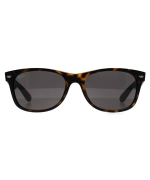 Las gafas de sol Ray-Ban Rectangle Unisex Matte Havana Dark Grey New Wayfarer 2132 son la quintaesencia del encanto vintage y la sofisticación moderna, y encarnan a la perfección el legado de estilo atemporal de Ray-Ban. Estas Wayfarer presentan una elegante montura Matte Havana que irradia frescura discreta a la vez que ofrece un diseño ligero y duradero para el uso diario. Fabricadas con precisión, las lentes de color gris oscuro proporcionan una claridad y protección superiores, lo que las convierte en el compañero ideal tanto para pasear por las calles de la ciudad como para tomar el sol. De naturaleza unisex, esta silueta icónica está diseñada para trascender las tendencias, atrayendo a quienes aprecian la artesanía auténtica y la moda duradera. Póntelas y entra en un mundo donde el diseño clásico se une al estilo contemporáneo, un sello inconfundible de la herencia de Ray-Ban desde 1937.