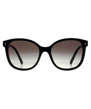 De Prada Square Womens Black Grey Gradient PR22ZS zonnebril heeft een geraffineerd vierkant silhouet dat de kenmerkende mix van gestructureerde elegantie en verfijnde innovatie van Prada weerspiegelt. De zonnebril is gemaakt van eersteklas acetaat voor blijvende draagbaarheid.