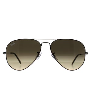 Ray-Ban Aviator Unisex Gepolijst Havana Op Gunmetal Bruin Vintage Kleurverloop Zwart Aviator 3025 Zonnebril is een belichaming van tijdloze elegantie en moderne verfijning, perfect gemaakt voor diegenen die waarde hechten aan authenticiteit en duurzame stijl. Het gepolijste Havana op gunmetal montuur straalt een klassieke maar eigentijdse allure uit, terwijl de bruine vintage zwarte lenzen een naadloze mix van mode en functie bieden. Met een metalen constructie van hoge kwaliteit die Ray-Ban's toewijding aan vakmanschap sinds 1937 weerspiegelt, beloven deze vliegeniers duurzaamheid zonder afbreuk te doen aan comfort. Ontworpen voor zowel mannen als vrouwen, vangen ze de geest van avontuur met hun iconische silhouet dat zo onmiskenbaar Ray-Ban is als het maar kan. Of je nu door de straten van de stad navigeert of luiert op het strand, deze zonnebril biedt niet alleen uitzonderlijke UV-bescherming, maar ook een statement van cool vertrouwen waar je pad ook heen leidt.