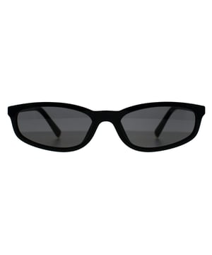 Miu Miu MUA06S 16K08Z schwarz dunkelgrau Sonnenbrille Die in Italien mit groÃŸer Sorgfalt gefertigte Sonnenbrille MUA06S verbindet einen kÃ¼hnen, geometrischen Acetatrahmen mit eleganten Metalldetails. Die Vollrand-Silhouette zeichnet sich durch einen auffÃ¤lligen, flachen Rand aus, der sanft unregelmÃ¤ÃŸige GlÃ¤ser umschlieÃŸt, die einen modernen, avantgardistischen Akzent setzen. Die schlanken BÃ¼gel sind ultraleicht und dennoch robust und mit einer subtilen Gravur des Miu Miu-Logos versehen, wodurch sich luxuriÃ¶ses Branding und minimalistische Eleganz nahtlos verbinden.