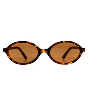 Las gafas de sol Miu Miu Oval Womens Light Havana Brown MU04ZS presentan una refinada silueta ovalada que fusiona la sofisticación contemporánea con la precisión minimalista, elaborada para ofrecer una sensación de ligereza y un ajuste favorecedor que se adapta a una amplia gama de formas de rostro.