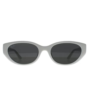 Las gafas de sol Ray-Ban Oval Womens Polished White Dark Grey RB4457D Bio Based son una mezcla perfecta de elegancia moderna y estilo atemporal, diseñadas para la mujer que aprecia la sofisticación clásica con un toque contemporáneo. Fabricadas en plástico de primera calidad, estas monturas son duraderas y ligeras a la vez. El acabado blanco pulido añade un toque fresco e icónico que irradia confianza y estilo. Realzadas con lentes grises oscuras, ofrecen una claridad y una protección excelentes, garantizando la sombra adecuada para disfrutar de los momentos soleados de la vida. Arraigadas en la rica herencia de Ray-Ban desde 1937, estas gafas son un testimonio de calidad artesanal y atractivo duradero, lo que las convierte en un accesorio esencial para cualquier armario que busque capturar la auténtica frescura con cada mirada.