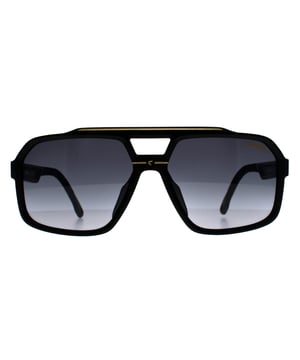 Las gafas de sol Carrera Aviator Unisex Negro Mate Oro Gris Oscuro Gradiente C Sport 03/S combinan un diseño atrevido con una funcionalidad deportiva, ideal tanto para un uso activo como informal. Con montura rectangular de montura completa fabricada en poliamida ligera, ofrecen durabilidad y comodidad. El frontal de doble puente añade un toque distintivo, complementado por la bandera horizontal Carrera en las patillas.