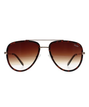 Quay Aviator Womens Tortoise Gold Brown Gradient All in Mini zonnebril biedt een moderne draai aan de klassieke aviator stijl, op maat gemaakt voor diegenen die de voorkeur geven aan een compactere pasvorm. Deze unisex zonnebril heeft een gestroomlijnde combinatie van metaal en acetaat in de constructie, die zowel duurzaamheid als een verfijnde esthetiek biedt. Het ontwerp bevat inzetglazen en een contrasterende wenkbrauwboog, die een eigentijds randje toevoegt aan het tijdloze piloten-silhouet. De verstelbare siliconen neuskussentjes en gladde pootuiteinden zorgen voor een comfortabele pasvorm die je de hele dag kunt dragen.