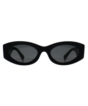 Las gafas de sol Miu Miu Oval Womens Matte Black Dark Grey MU11WS presentan una elegante montura ovalada, meticulosamente elaborada en acetato de alta calidad para un uso ligero pero duradero. Las lentes ofrecen una protección UV inigualable, para que tus ojos estén protegidos con estilo. Acentuadas con el icónico logotipo de Miu Miu en las patillas, las gafas de sol MU11WS destilan sofisticación y lujo. Perfectas para quienes aprecian la estética clásica con un toque moderno, estas gafas de sol son un accesorio esencial para cualquier conjunto chic.