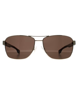 Las gafas de sol Hugo Boss Aviator para hombre en marrón dorado marrón BOSS 1559/O/S presentan un diseño elegante inspirado en las gafas de aviador con una montura de metal mate y un acabado limpio y moderno. La silueta de montura completa se combina con lentes polarizadas para una claridad visual nítida y una reducción eficaz de los reflejos. La sutil marca en las patillas y las plaquetas nasales ajustables añaden un toque refinado y personalizado, haciendo de estas gafas de sol una elección elegante y práctica para la sofisticación diaria.