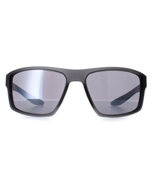 Nike Sport Heren Mat Donkergrijs Zilver Spiegel Brazen Fury Mi DC3294 Zonnebril heeft een strak en eigentijds montuur. Ze zijn lichtgewicht en duurzaam en bieden de hele dag comfort. De lenzen bieden een uitzonderlijke UV-bescherming en zorgen voor een kristalhelder zicht in verschillende lichtomstandigheden. Dankzij de geavanceerde griptechnologie van Nike blijft de Brazen Fury Mi DC3294 zonnebril goed op zijn plaats zitten tijdens krachtige activiteiten. Met hun moderne ontwerp en superieure functionaliteit zijn deze zonnebrillen een uitstekende keuze voor diegenen die zowel prestaties als mode in hun brillen zoeken.