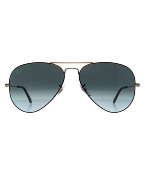 Ray-Ban Aviator Unisex Polished Black On Arista Blue Vintage Gradient Black Aviator 3025 zonnebril is een tijdloze belichaming van Ray-Banâ€™s duurzame nalatenschap. Deze aviators combineren op meesterlijke wijze gepolijst zwart met de warmte van Arista, waardoor een silhouet ontstaat dat boekdelen spreekt in klassieke cool. De blauwe vintage gradient zwarte lenzen bieden niet alleen superieure helderheid en bescherming, maar voegen ook een vleugje ingetogen elegantie toe, perfect voor elke unisex stijlzoeker die waarde hecht aan zowel vorm als functie. Deze monturen zijn gemaakt van duurzaam metaal en zijn een eerbetoon aan het kwaliteitsvakmanschap en authentieke ontwerp dat Ray-Ban al sinds 1937 definieert. Of je nu door de straten van de stad navigeert of nieuwe horizonten verkent, deze zonnebril levert iconische stijl met vertrouwen en authenticiteit. Bij elke zonnebril die je draagt, omarm je het erfgoed en de innovatie die synoniem zijn aan uitmuntende brillen.