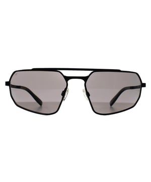 Las gafas de sol Serengeti Rectangle Mens Matte Black Saturn Polarized Smoke Photochromic Hinkley están diseñadas con una estética elegante y deportiva, ideal tanto para actividades al aire libre como para uso informal. La montura está fabricada en acero inoxidable ligero y artesanal, lo que garantiza su durabilidad y comodidad. Estas gafas de sol cuentan con bisagras de muelle y plaquetas nasales ajustables para un ajuste seguro y personalizado. Las lentes ofrecen tecnologías ópticas avanzadas, incluidas propiedades fotocromáticas que se adaptan a las distintas condiciones de luz, Spectral Control para mejorar el color y el contraste, y polarización para eliminar el deslumbramiento. Proporcionan una protección UVA y UVB del 100% e incluyen revestimientos antirrayado y antirreflejante, que garantizan una excelente claridad visual y reducen la fatiga ocular. El diseño totalmente envolvente aumenta su atractivo funcional al proteger contra el viento y la luz periférica.