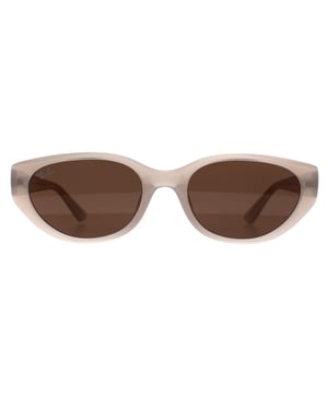 Las gafas de sol Ray-Ban Oval Womens Polished Opal Beige Dark Brown RB4457D Bio Based son un giro moderno a la elegancia clÃ¡sica, y muestran el legado de Ray-Ban de estilo atemporal y calidad artesanal. Con su montura beige ópalo pulido, estas gafas de sol encarnan una sofisticación discreta que es a la vez elegante y versátil para cualquier ocasión. Las lentes de color marrón oscuro no sólo proporcionan una protección solar superior, sino que también añaden una cálida profundidad que realza el encanto natural de quien las lleva. Fabricadas en plástico resistente, su diseño ligero garantiza la comodidad sin comprometer la durabilidad ni el atractivo estético. Ya sea explorando las calles de la ciudad o descansando en un cafÃ© junto a la playa, estas gafas de sol capturan la esencia de la autenticidad cool sinÃ³nimo de Ray-Ban desde 1937. Disfrute de un accesorio que combina a la perfección el legado con el encanto contemporáneo en cada momento bajo el sol.