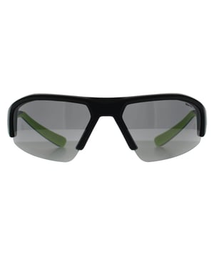 De Nike Wrap Unisex Black Silver Flash Mirror Skylon Ace 22 DV2148 zonnebril heeft een gestroomlijnd, aerodynamisch ontwerp met een semi-randloos silhouet geïnspireerd op sportbrillen. Ze zijn gemaakt van lichtgewicht, duurzame materialen, hebben omsluitende lenzen voor een beter zicht rondom en geïntegreerde neus- en veergrips om te zorgen voor een veilige, comfortabele pasvorm tijdens activiteiten waarbij je veel beweegt. Met volledige UV-bescherming en een sportieve esthetiek zijn ze ideaal voor sporters en een actieve levensstijl.