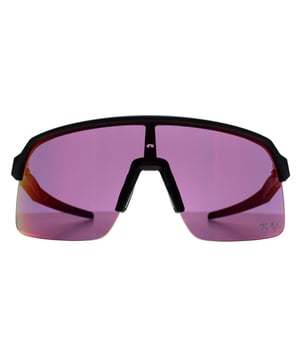 Gafas de sol Oakley Rectangle Mens Moto GP Matte Black Prizm Road Sutro Lite diseñadas pensando en el rendimiento deportivo, Sutro es un modelo semicontorneado diseñado para un mejor campo de visión. Fabricadas en ligero O Matter para ofrecer comodidad y durabilidad durante todo el día. Las plaquetas nasales de Unobtainium las mantienen firmemente en su sitio, ya que la sujeción aumenta con la transpiración.