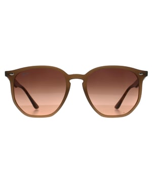 Las gafas de sol Ray-Ban Round Unisex Polished Turtledove Pink Gradient Grey RB4306 son un llamativo testimonio del legado de Ray-Ban de crear gafas con un atractivo duradero y un carácter distintivo. El diseño Irregular en tórtola pulida ofrece un giro fresco y moderno a las siluetas clásicas, destacando una elegancia poco ortodoxa que destaca sin esfuerzo. Con lentes grises degradadas en rosa, estas gafas de sol no sólo proporcionan una protección solar óptima, sino que también añaden un toque divertido a tu look, equilibrando a la perfección la sofisticación con un toque de rebeldía. Con su montura de plástico ligero, prometen comodidad sin comprometer la durabilidad que se espera de más de ocho décadas de artesanía de calidad. Unisex por naturaleza, se integran a la perfección en cualquier vestuario, irradiando una frescura auténtica que resulta tan atemporal como contemporánea.