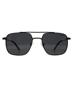 Las gafas de sol Quay Aviator Mens Black Black Polarized Bodyguard ofrecen un giro moderno al clásico estilo aviador, con una montura metálica de forma cuadrada y montura completa que irradia confianza y versatilidad. Fabricadas en metal ligero, garantizan durabilidad sin comprometer la comodidad. Las lentes polarizadas proporcionan una protección UV del 100%, reducen el deslumbramiento y mejoran la claridad visual, por lo que son ideales para diversas condiciones de iluminación. Las plaquetas nasales regulables garantizan un ajuste seguro y cómodo, adaptándose a las distintas formas de cara. Estas gafas de sol son unisex y adecuadas tanto para entornos informales como formales, añadiendo un toque de elegancia a cualquier atuendo.