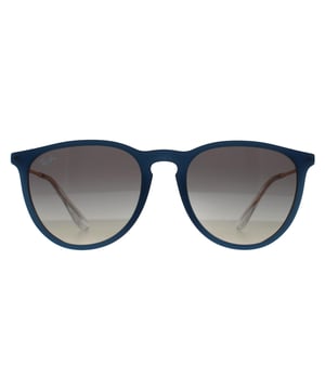 De ronde Ray-Ban dames zonnebril RB4171 Erika Polished Rubber Blue Gradient Grey getuigt van tijdloze elegantie en moderne flair. Deze zonnebril heeft een chique mix van metaal en kunststof, waardoor een lichtgewicht montuur ontstaat dat niet inlevert op duurzaamheid of stijl. Het gepolijste rubberen blauwe montuur straalt een koel vertrouwen uit, perfect voor diegenen die waarde hechten aan authenticiteit in hun dagelijkse look. De grijsverloopglazen bieden niet alleen superieure bescherming, maar geven elke outfit een geraffineerde look. Gemaakt met Ray-Ban's toewijding aan kwaliteitsvakmanschap sinds 1937, zijn deze brillen meer dan alleen brillen; ze zijn een uitdrukking van klassiek design doordrenkt met hedendaagse charme. Of je nu door de stad wandelt of ontspant op het strand, deze Phantos monturen verbeteren naadloos je zonovergoten avonturen met ongeÃ"venaarde gratie.