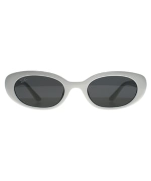Las gafas de sol Ray-Ban Oval Womens Matte Opal Brown Dark Brown RB4441D Bio Based Sunglasses presentan una forma cuadrada moderna y de gran tamaño fabricada con materiales de base biológica, ofreciendo una actualización sostenible a un look atrevido de estilo urbano. Con líneas limpias, patillas esculpidas y detalles característicos de Ray-Ban, ofrecen un estilo destacado con una comodidad ligera y un atractivo ecológico.