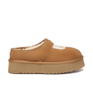 EverAU Plattformschuhe – Eine moderne Interpretation des klassischen Mary Janes
Sagen Sie Hallo zu Ihrem klassischen Mary Jane – neu interpretiert mit einem gemütlichen Twist! Die EverAU Plattformschuhe kombinieren zeitlosen Charme mit alltagstauglichem Komfort und bringen einen eleganten, femininen und mühelos schicken Stil in Ihre Garderobe. Ob Sie zu Hause entspannen oder schnell für Besorgungen hinausgehen, diese Hausschuhe sind darauf ausgelegt, Sie bequem und stilvoll zu halten.
Merkmale & Vorteile:

  Echtes Lammfell-Futter: Natürlich temperaturregulierend, hält Ihre Füße im Winter warm und im Sommer kühl.
  Schicke quadratische Aussparungen: Einzigartiges Oberdesign offenbart kuscheliges Lammfell – verspielt, gemütlich und stilvoll.
  4 cm Plattformsohle: Verleiht subtile Höhe, ohne auf Komfort zu verzichten, dank ihrer leichten und stützenden EVA-Konstruktion.
  Hochwertiges Wildleder-Obermaterial: Weiches Rindswildleder sorgt für ein luxuriöses Gefühl und eine perfekte Ergänzung zum gemütlichen Innenfutter.
  Komfort für den ganzen Tag: Ideal zum Entspannen zu Hause, für legere Ausflüge oder als Geschenk – Komfort trifft auf Charme in jedem Schritt.
  Perfekte Geschenkidee: Ein durchdachtes und herzerwärmendes Geschenk für Ihre Lieben zu den Feiertagen, Geburtstagen oder besonderen Anlässen.
  Robuste EVA-Schaumsohle: Gepolstert und rutschfest für sicheren Schritt drinnen oder draußen.

Spezifikationen:

  Obermaterial: Rindswildleder
  Futter: Lammfellwolle
  Innensohle: Lammfellwolle
  Sohle: EVA-Schaum
  Plattformhöhe: 4 cm