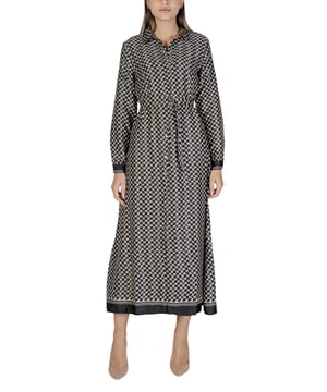 Marca: Solo.
  Genero: Mujeres.
  Tipo: Vestidos.
  Temporada: Otono/Invierno.
  Color: negro.
  Mangas: largas.
  Escote: cuello en V.
  Codigo del articulo: 15336733.
  Composicion: 100% poliester.