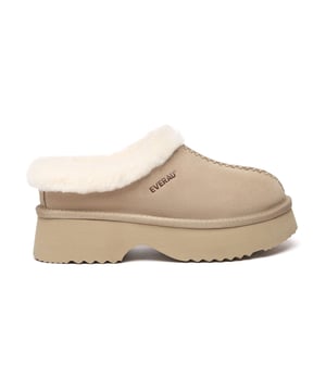 EVERAU Chunky Plattform Hausschuhe – Gemütlich trifft Chic  
Bleiben Sie warm und stilvoll mit den EVERAU Chunky Plattform Hausschuhen, die dafür entworfen wurden, Ihren Loungewear-Look mit einer schlanken Silhouette und einer modernen Plattform-Sohle zu heben. Ob Sie sich drinnen entspannen oder für einen lässigen Einkauf nach draußen gehen, diese Hausschuhe bieten die perfekte Mischung aus Komfort und mühelosem Stil.  
Hergestellt aus hochwertigem Rindsveloursleder und vollständig mit echtem Schafswollfutter ausgekleidet, isolieren diese Hausschuhe auf natürliche Weise und bieten atmungsaktive Wärme. Die voluminöse EVA-Sohle verfügt über eine skulptierte Fußgewölbe-Kurve, die Ihnen ein leichtes Heben und verbesserte Unterstützung bietet. Ein plüschiger Schafswollkragen umschließt den Knöchel für ein ultra-bequemes Gefühl, während das tief ausgeschnittene Slip-On-Design sie leicht tragbar macht.  
Mit einem dezent embossed Logo und einer schmeichelhaften, femininen Form sind diese Hausschuhe ein Winter-Muss – und ein durchdachtes Geschenk für Ihre Lieben.  
Wesentliche Merkmale:

- Obermaterial aus hochwertigem Rindsveloursleder: Weich, strukturiert und stilvoll.  
- Vollständig mit Schafswollfutter ausgekleidet: Natürlich warm, atmungsaktiv und feuchtigkeitsableitend.  
- Schafswollsohle: Bietet plüschige Dämpfung und ganztägigen Komfort.  
- Chunky EVA-Plattform-Sohle: Leicht, langlebig und skulptiert für zusätzlichen Fußgewölbe-Support.  
- Slip-On Design: Einfach anzuziehen und auszuziehen für tägliche Bequemlichkeit.  
- Flauschiger Schafswollkragen: Sorgt für zusätzliche Wärme und einen gemütlich-chicen Touch.  
- Geprägt Branding: Dezentes Logo-Detail auf dem Schuhblatt für zusätzliche Identität.  
- Feminine Silhouette: Erhöhte Sohle verlängert optisch die Beine.  
- Vielseitig tragbar: Ideal sowohl für drinnen als auch für lässige Winterausflüge.  
- Perfide Geschenkidee: Perfekt für Freunde und Familie in den kälteren Monaten.  

Materialien:

- Obermaterial: Rindsveloursleder  
- Futter: Schafswolle  
- Sohle: Schafswolle  
- Sohle: EVA  