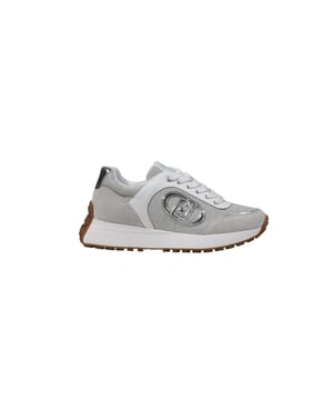 Marca: Liu Jo.
  Genero: Mujeres.
  Tipo: zapatillas de deporte.
  Temporada: Primavera/Verano.
  Color: plata.
  Cierre: cordones.
  Codigo de articulo: BA5001 PX601.
  Composicion: 53% cuero 41% poliester 6% poliuretano.