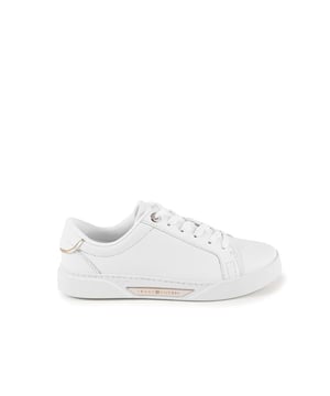 Marca: Tommy Hilfiger.
  Codigo de estilo: FW0FW07813YBS.
  Color: Blanco.
  Composicion: 100% cuero.
  Pais de origen: China.
  Genero: Mujeres.