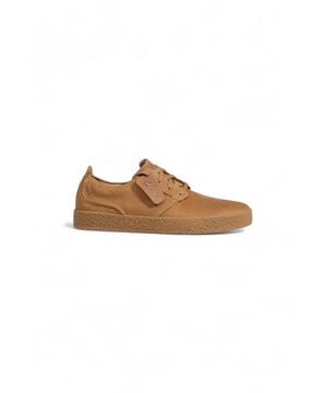 Zapatos beige con cordones.
  Marca: Clarks.
  Genero: Hombres.
  Tipo: Zapatos con cordones.
  Temporada: Otono/Invierno.
  Color: beige.
  Patron: liso.
  Cierre: cordones.
  Suela: caucho.
  Forro: piel.
  Composicion:.
  30% caucho.
  70% cuero.
  Codigo del artic.