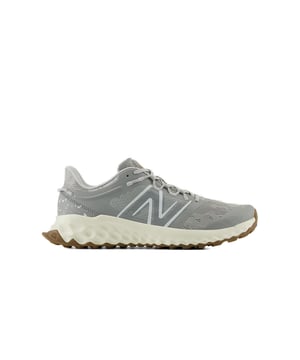 Merk: New Balance
  Geslacht: Mannen
  Type: Sportschoenen
  Seizoen: Herfst/Winter
  Kleur: Grijs
  Sluiting: Veters
  Zool: Rubber
  Afmeting (cm): 4
  Details: Sportief
  Samenstelling: 100% synthetisch