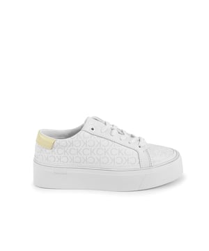 Merk: Calvin Klein
  Stijl: Dames sneaker
  Kleur: Wit
  Detail: HW0HW019110K6
  Samenstelling: 40% gerecycled polyester 18% gerecycled polyurethaan 18% polyurethaan 14% andere vezels 10% hout
  Gemaakt in China