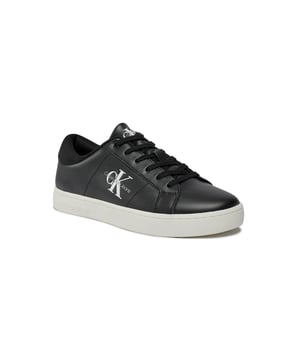 Elegantes zapatillas de piel estampadas para hombre.
  Perfecto para la temporada de primavera/verano.
  Color negro con patron de impresion unico.
  Suela de goma duradera.
  Comodo forro de piel.
  Tamano de 3 cm.
  Fabricado con composicion 100% cuero.