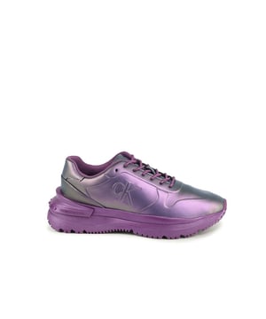 Merk: Calvin Klein
  Model: YW0YW011290KB
  Geslacht: Dames
  Kleur: Paars
  Samenstelling: 70% Leer 30% Polyamide
  Gemaakt in China