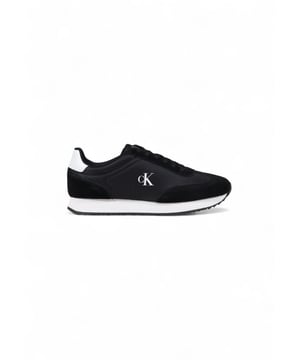Marca: Calvin Klein Jeans.
  Genero: Mujer.
  Tipo: Zapatillas.
  Temporada: Otono/Invierno.
  Color: Negro.
  Cierre: Cordones.
  Codigo del articulo: YW0YW01828.
  Composicion: 100% piel.