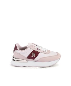 Marca: Tommy Hilfiger.
  Modelo: FW0FW07306YBH.
  Color: Blanco.
  Composicion: 100% Cuero.
  Fabricado en China.
  Genero: Mujeres.