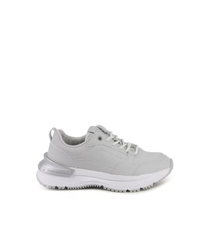 Producto: Zapatillas de mujer Calvin Klein.
  Color: gris.
  Detalle: YW0YW00810PRF.
  Composicion: Poliuretano (50%) Poliamida (25%) Polietileno (25%).
  Fabricado en China.